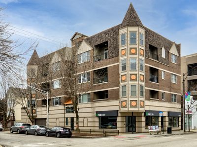 3150 N Oakley Ave #2N
