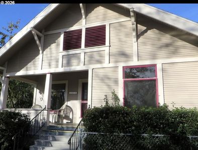 1616 NE Commercial Ave