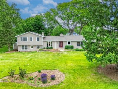325 Canterbury Ln