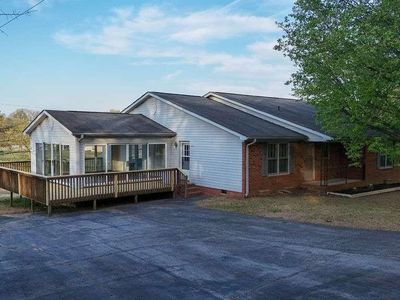 221 Lakeview Dr