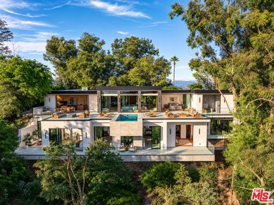 12752 Mulholland Dr