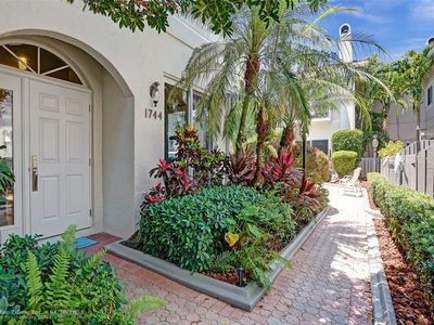 1744 NE 9th St UNIT 1744