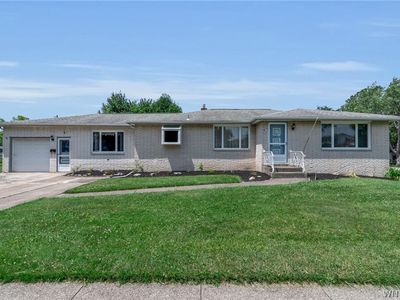 8 Lois Dr