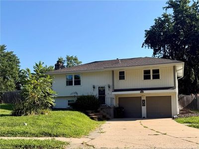 Property at 417 SW Parkwood Dr, Blue Springs, MO