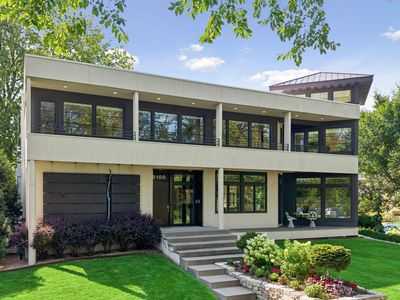 2100 W Lake Of The Isles Pkwy