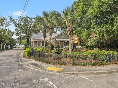 1521 Roberts Ave