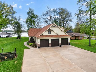 9730 Lakeshore Dr E