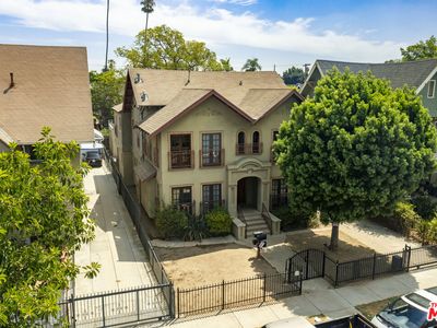 2646 Kenwood Ave