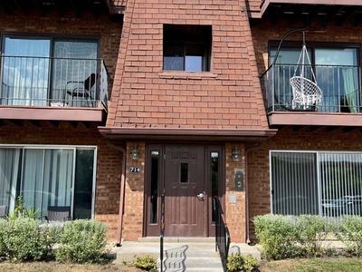 Property at 714 Cobblestone Cir APT B, Glenview, IL
