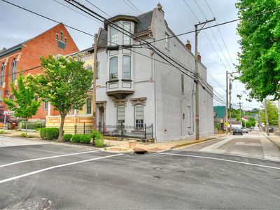 18 W 8th St