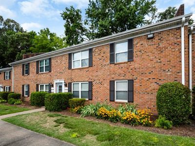 1015 Barclay Sq