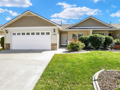 1307 E Willowbrook