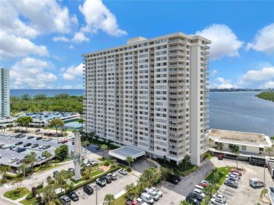 300 Bayview Dr APT 211