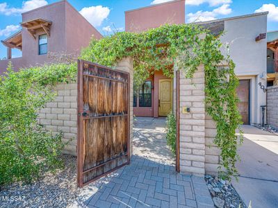 109 E Castlefield Cir