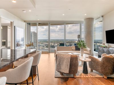 3130 N Harwood St APT 1502