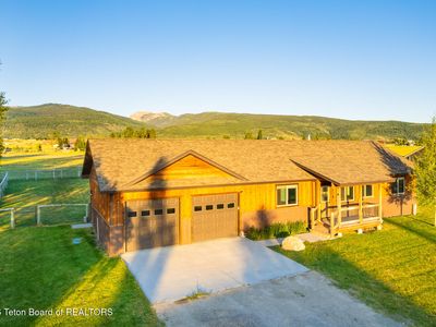 4571 Country Club Dr
