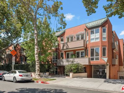 121 N Almont Dr APT 201