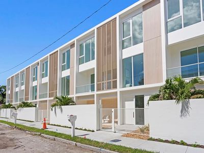 2702 N Woodrow Ave APT 4