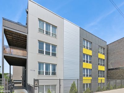 1708 W Cermak Rd #2E