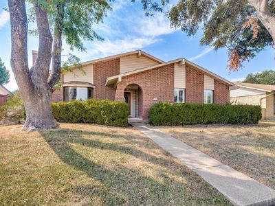 2202 Village Crest Dr