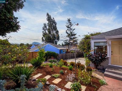 1327 Mariposa St