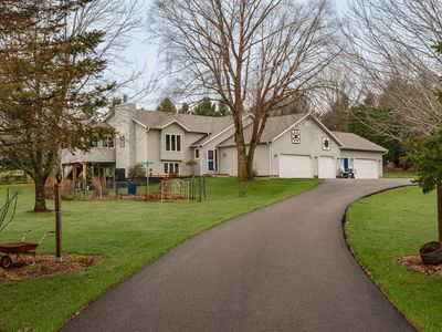 745 Treetop Ln SW