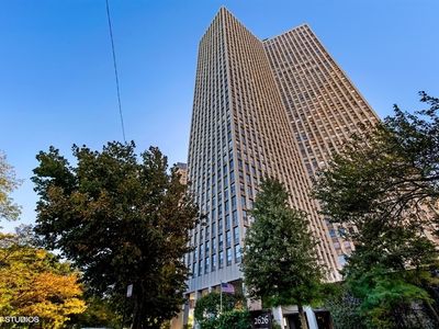 2626 N Lakeview Ave APT 1604