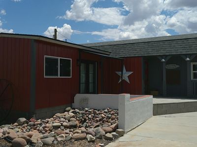 2 Crest Ln