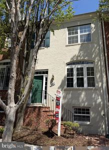 907 Crestfield Dr
