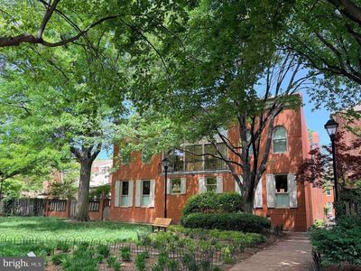 121 W Lee St