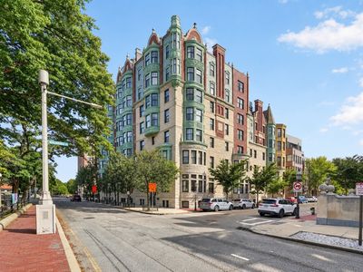 4 Charlesgate St E #402