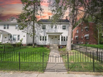 1930 Christie St