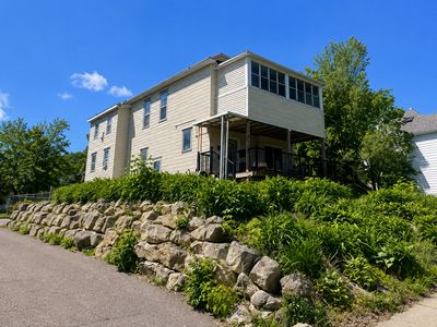 306 King St W
