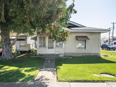 406 1st W St