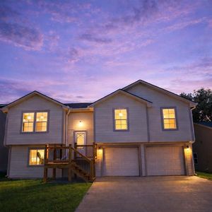 1308 NE White Oaks Ln