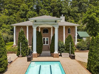 1211 White Rd