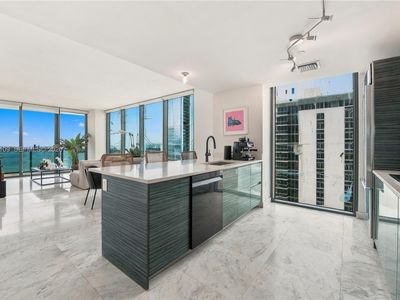 460 NE 28th St APT 3308