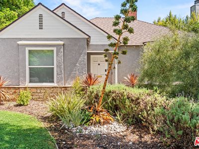208 N Bowling Green Way