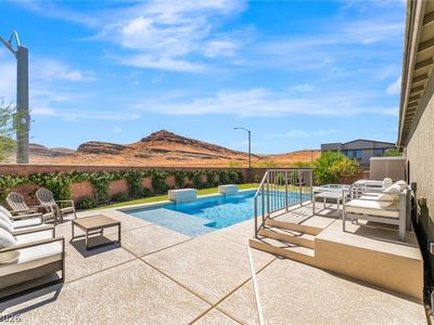 10090 Desert Azure St