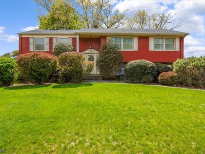 8 Wedgewood Dr