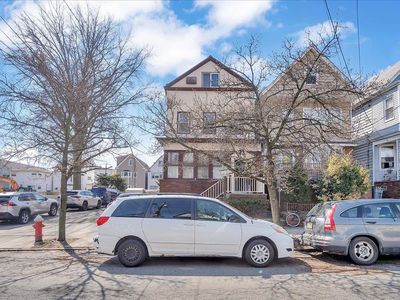 84-86 W 52nd St