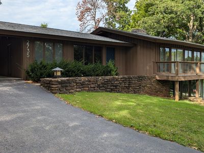 2735 E Vincent Drive