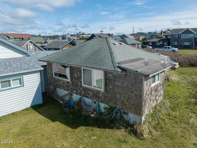35 NW Dolphin St