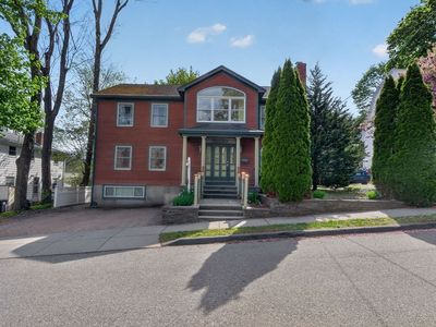 8 Hawthorne St