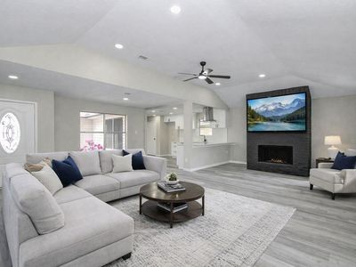 9734 Oakmont Dr