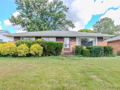 Property at 73 E Parkleigh Dr, Seven Hills, OH