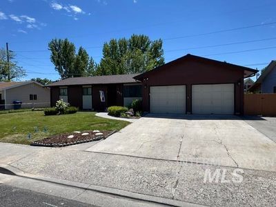 432 Meadows Ln