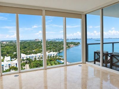 601 NE 36th St APT 2004