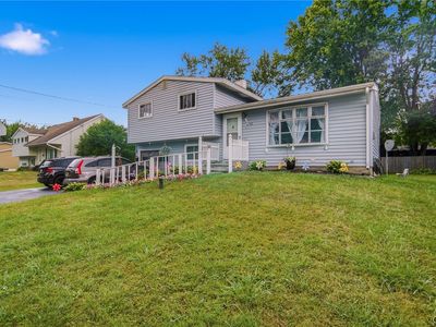 Property at 16 Huckleberry Ln, Liverpool, NY