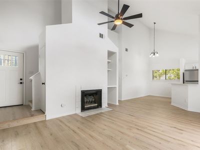 923 E 41st St #201